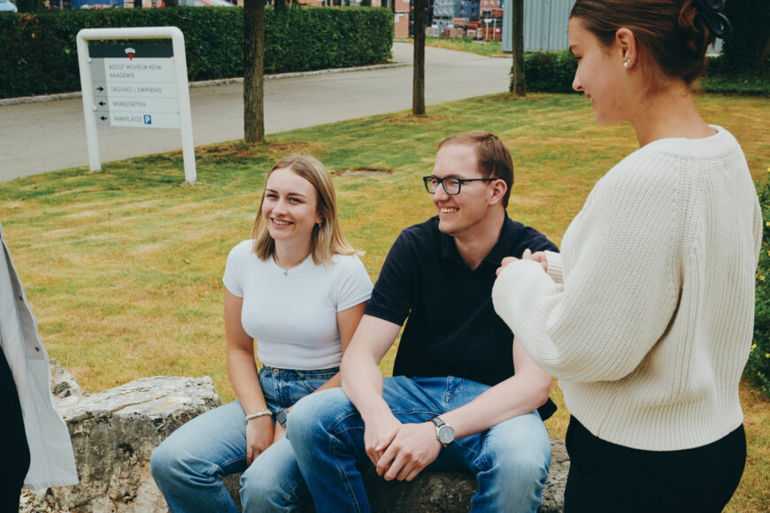 Moll Industries KEIMFARBEN Gespräch zwischen Auszubildenden Foto © Lara Freiburger Moll Industries KEIMFARBEN Gespräch zwischen Auszubildenden Foto © Lara Freiburger