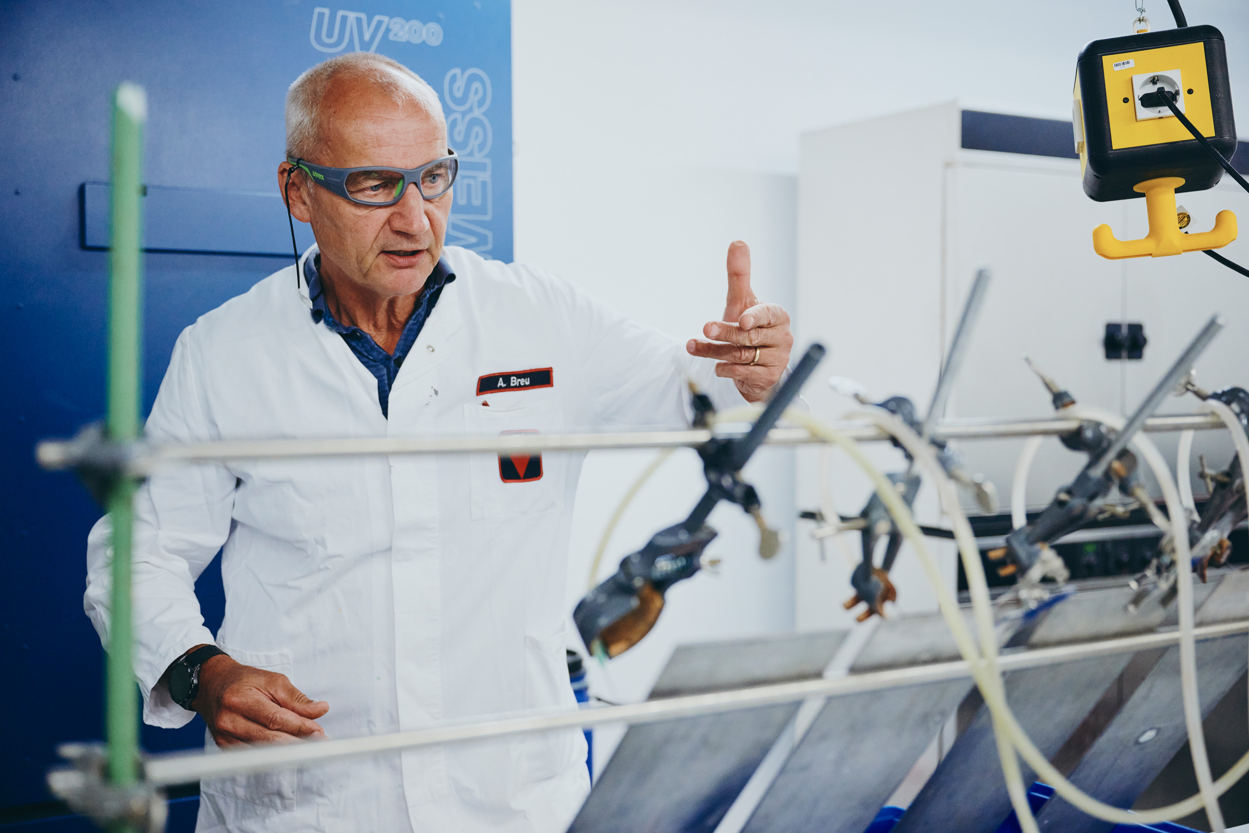 Moll Industries KEIMFARBEN Mitarbeiter bei dem Produkttest im Labor Foto &copy;&nbsp;Lara Freiburger