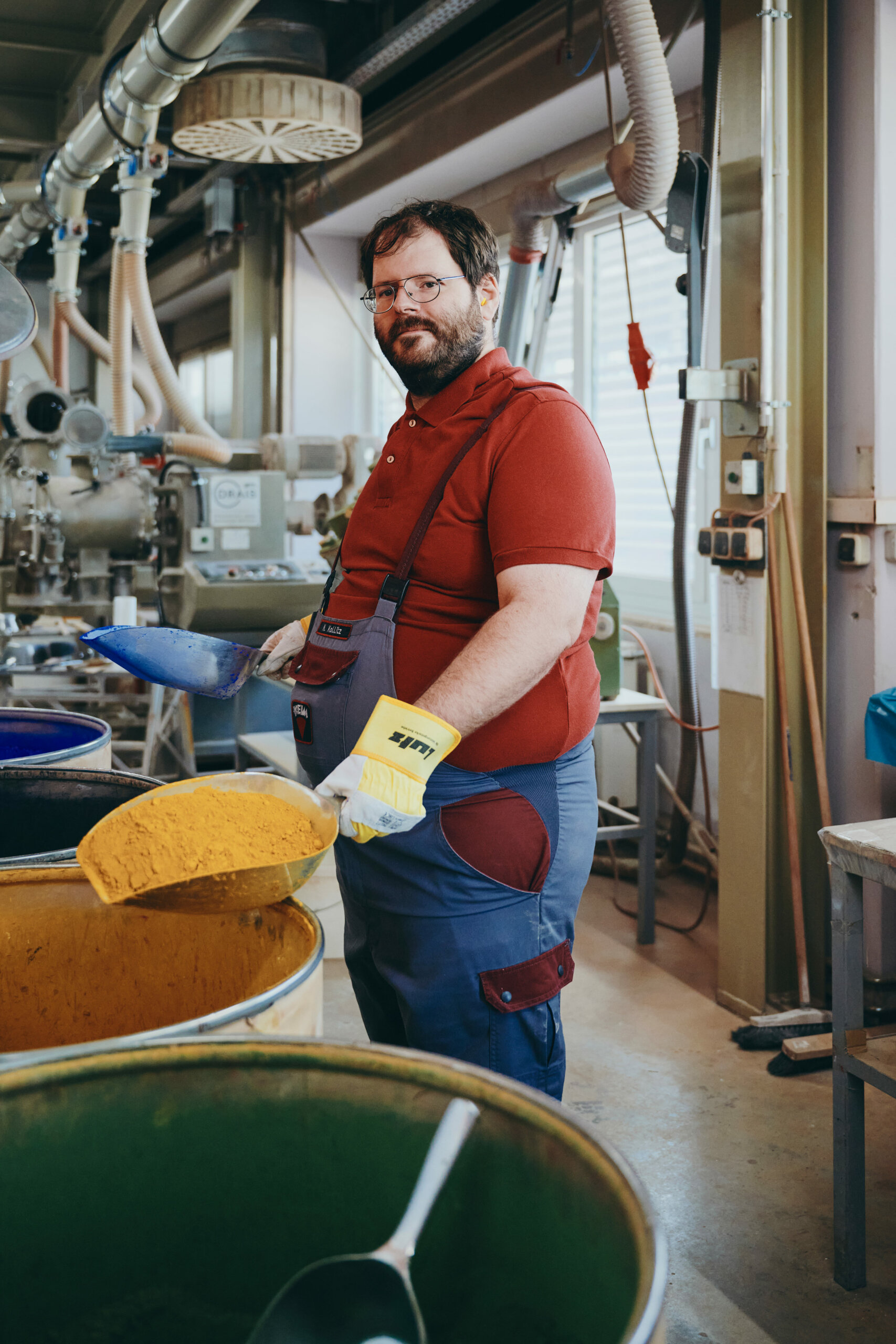 Moll Industries KEIMFARBEN Mitarbeiter im Mahlraum Foto &copy;&nbsp;Lara Freiburger