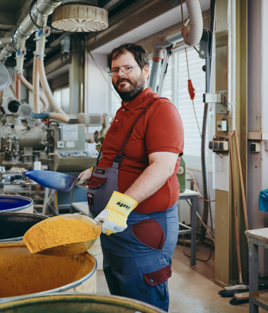 Moll Industries KEIMFARBEN Mitarbeiter im Mahlraum Foto © Lara Freiburger Moll Industries KEIMFARBEN Mitarbeiter im Mahlraum Foto © Lara Freiburger