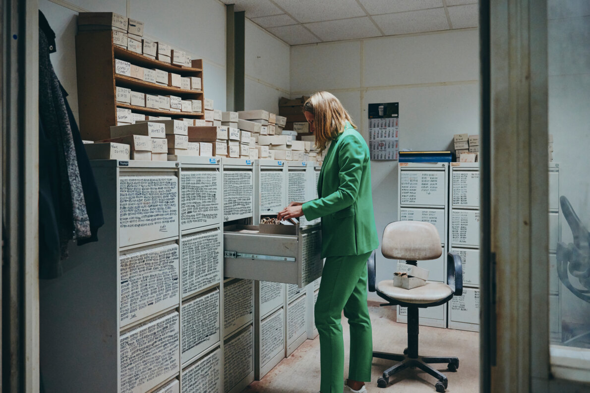 Moll Industries KEIMFARBEN weibliche Mitarbeiterin im Archive Foto &copy;&nbsp;Lara Freiburger