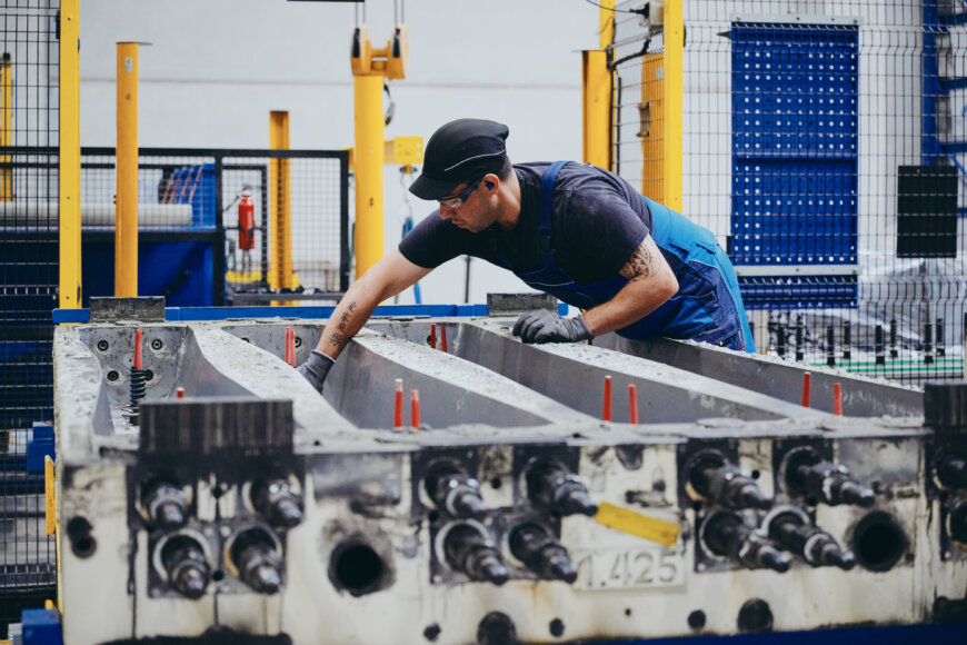 Moll Industries Moll Rail Arbeit an den Betonschwellen Foto © Lara Freiburger Moll Industries Moll Rail Arbeit an den Betonschwellen Foto © Lara Freiburger