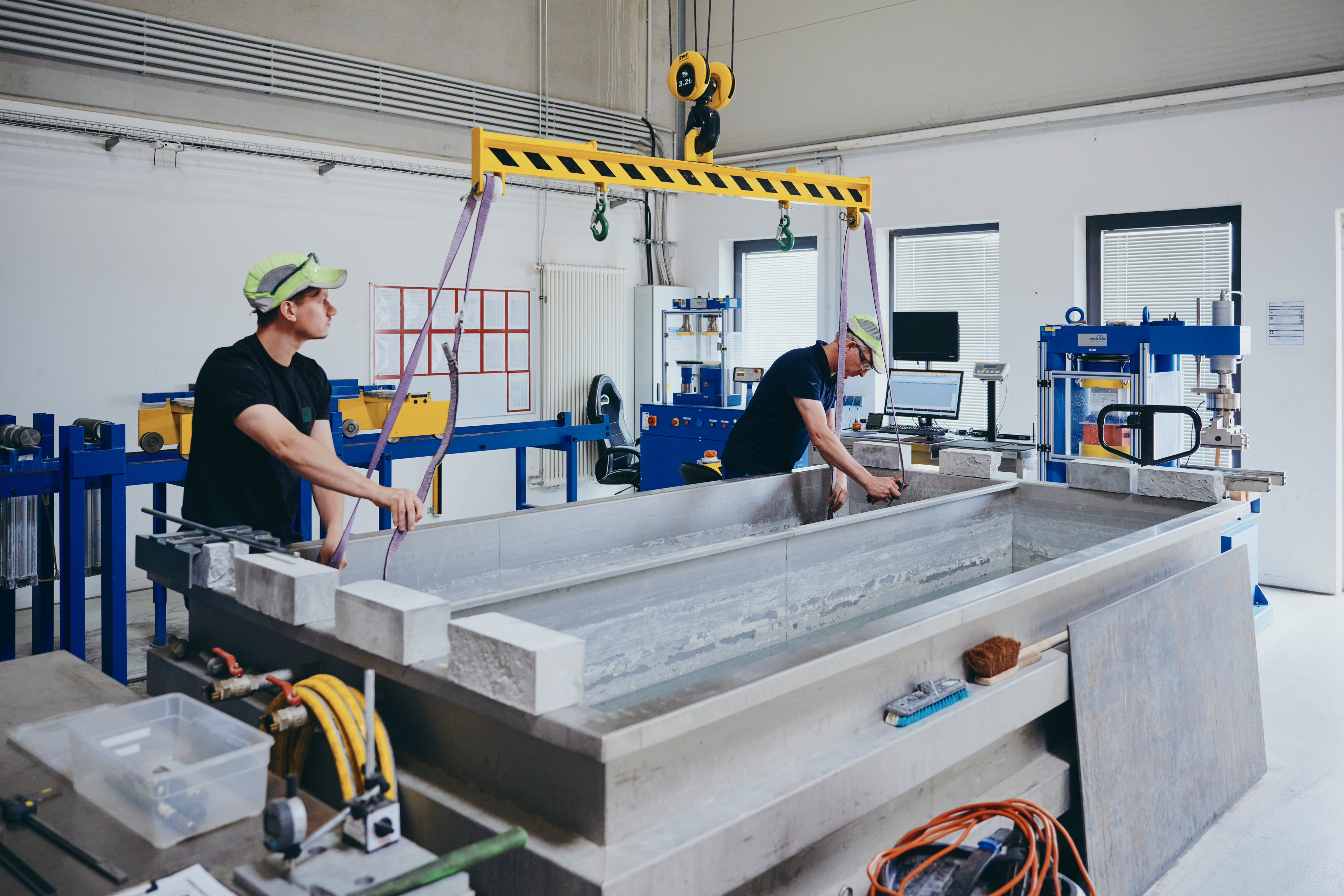 Moll Industries Moll Rail Miatbeiter in der Prüfstelle Foto &copy;&nbsp;Lara Freiburger