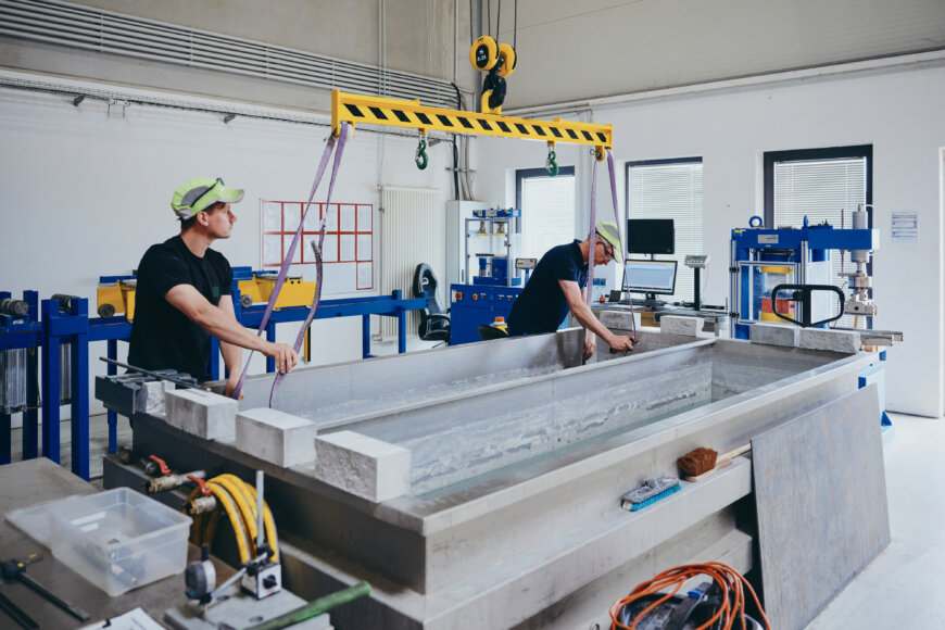 Moll Industries Moll Rail Miatbeiter in der Prüfstelle Foto © Lara Freiburger Moll Industries Moll Rail Miatbeiter in der Prüfstelle Foto © Lara Freiburger