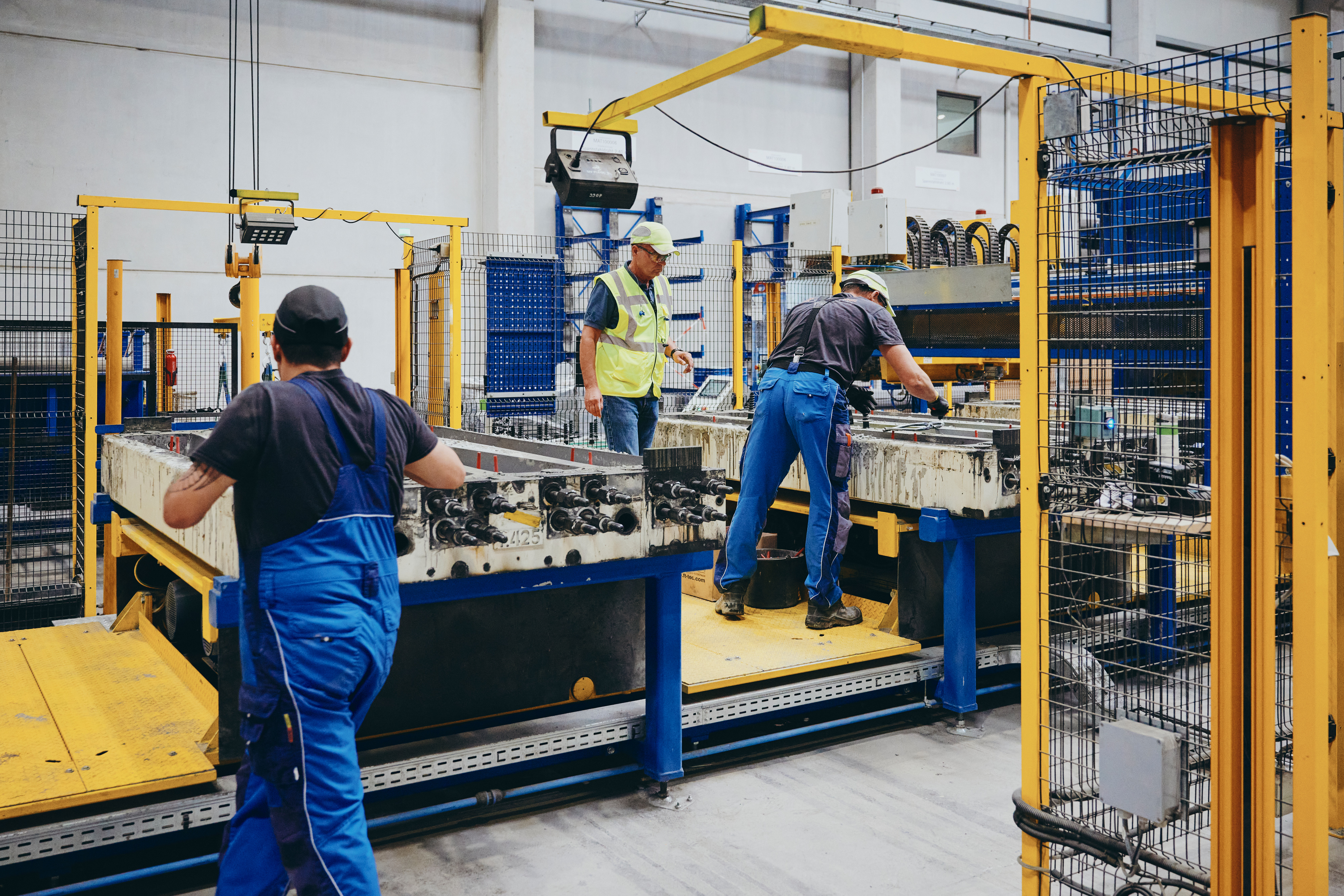 Moll Industries Moll Rail Mitarbeiter bei dem Einbau der Spanntechnik Foto &copy;&nbsp;Lara Freiburger