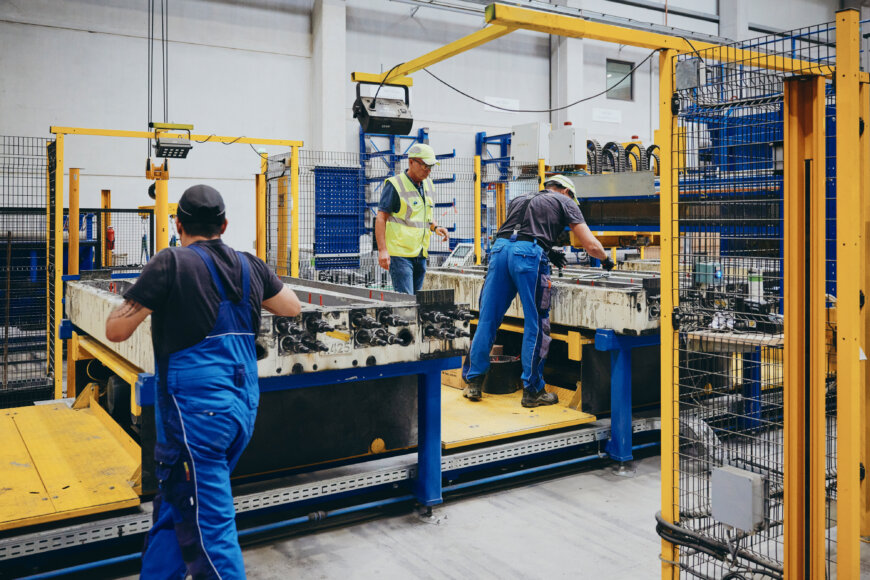 Moll Industries Moll Rail Mitarbeiter bei dem Einbau der Spanntechnik Foto © Lara Freiburger Moll Industries Moll Rail Mitarbeiter bei dem Einbau der Spanntechnik Foto © Lara Freiburger