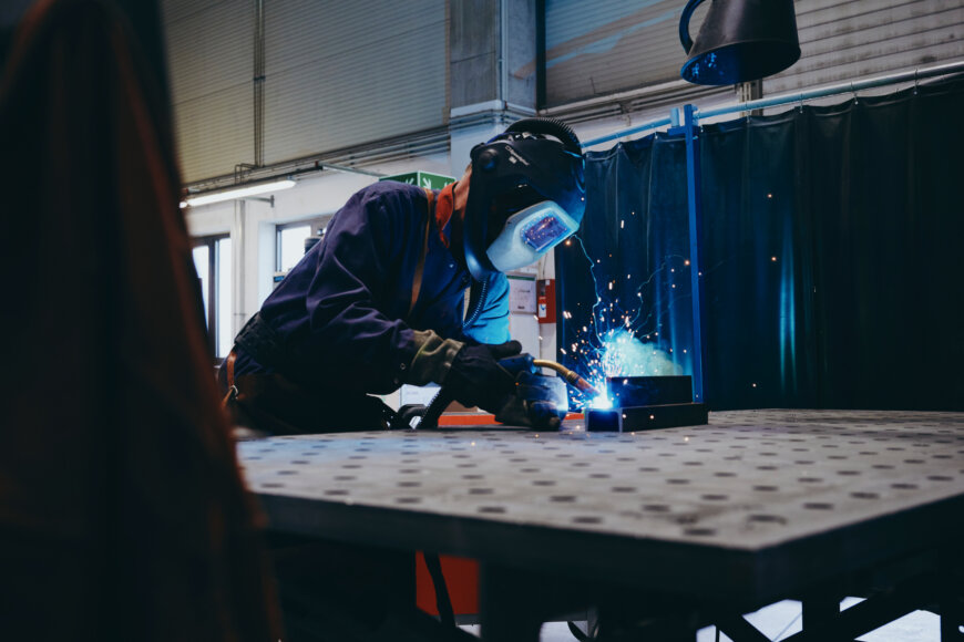 Moll Industries Moll Rail Mitarbeiter bei Schweißarbeit Foto © Lara Freiburger Moll Industries Moll Rail Mitarbeiter bei Schweißarbeit Foto © Lara Freiburger