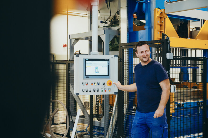 Moll Industries TechnoPhysik Group (TPG) Mitarbeiter bei der Arbeit an einer Maschine Foto &copy;&nbsp;Lara Freiburger
