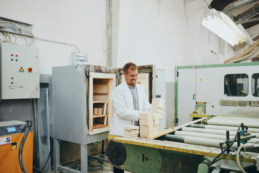 Moll Industries TechnoPhysik Group (TPG) Mitarbeiter bei der Produktion Foto © Lara Freiburger Moll Industries TechnoPhysik Group (TPG) Mitarbeiter bei der Produktion Foto © Lara Freiburger